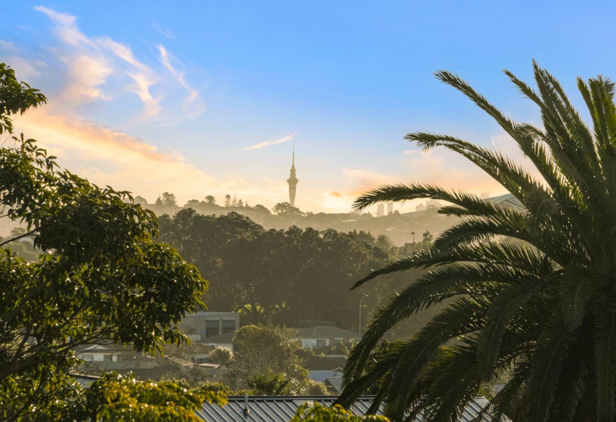 5 beds 3 baths house with double garage, 70A Hutchinsons Road, Bucklands Beach, Auckland