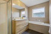 5 beds 3 baths house with double garage, 70A Hutchinsons Road, Bucklands Beach, Auckland