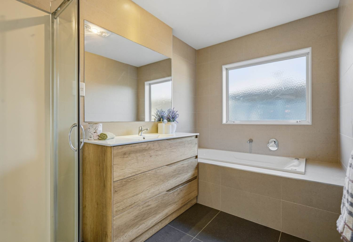 5 beds 3 baths house with double garage, 70A Hutchinsons Road, Bucklands Beach, Auckland