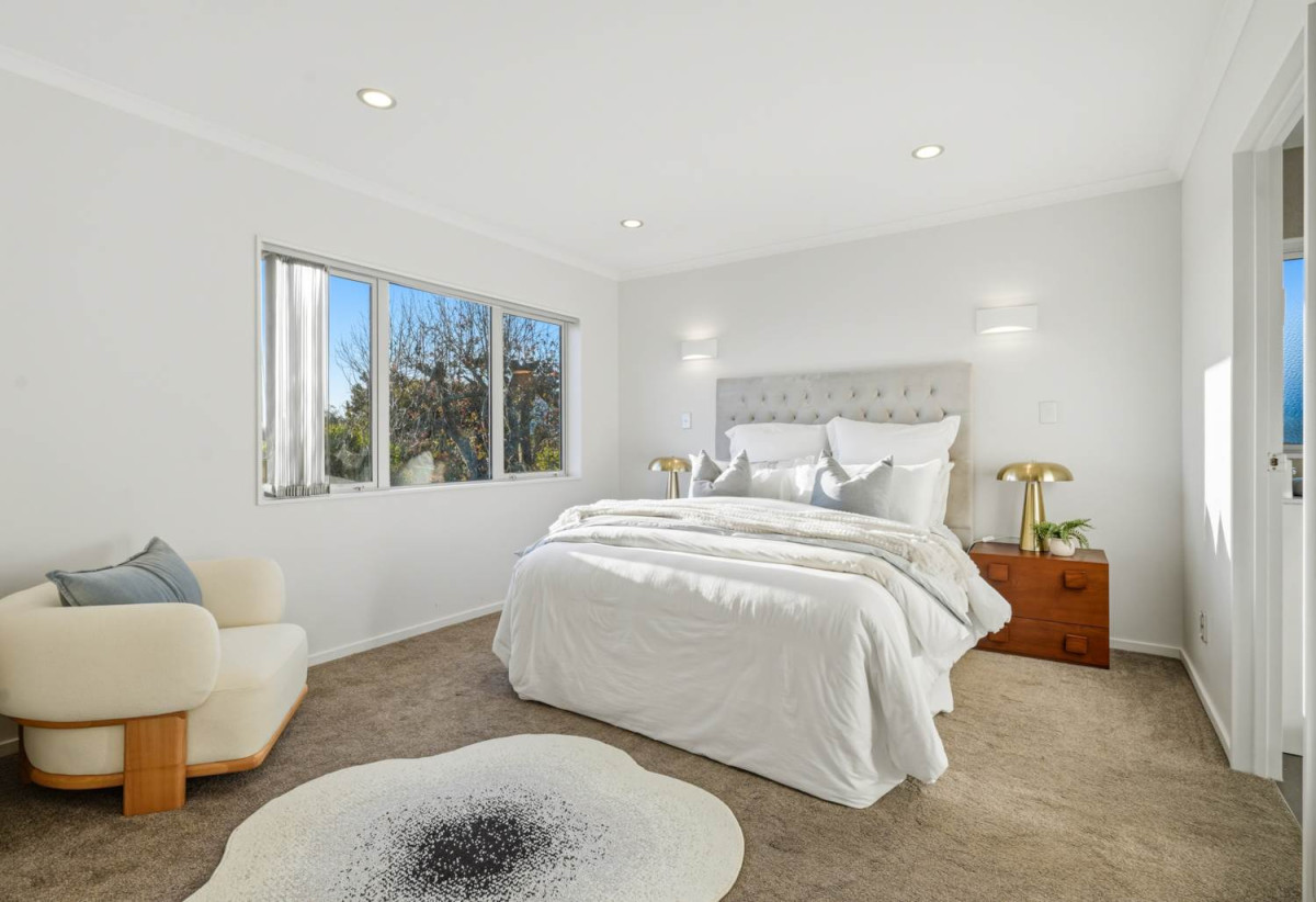 5 beds 3 baths house with double garage, 70A Hutchinsons Road, Bucklands Beach, Auckland