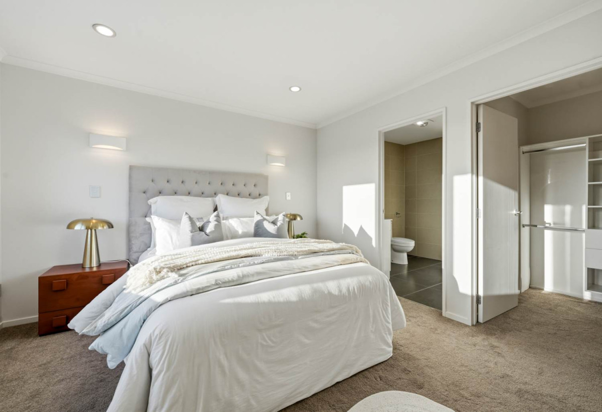 5 beds 3 baths house with double garage, 70A Hutchinsons Road, Bucklands Beach, Auckland