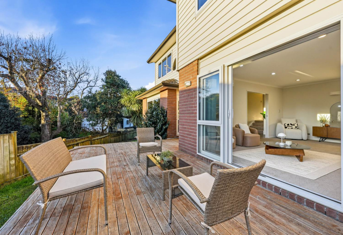 5 beds 3 baths house with double garage, 70A Hutchinsons Road, Bucklands Beach, Auckland