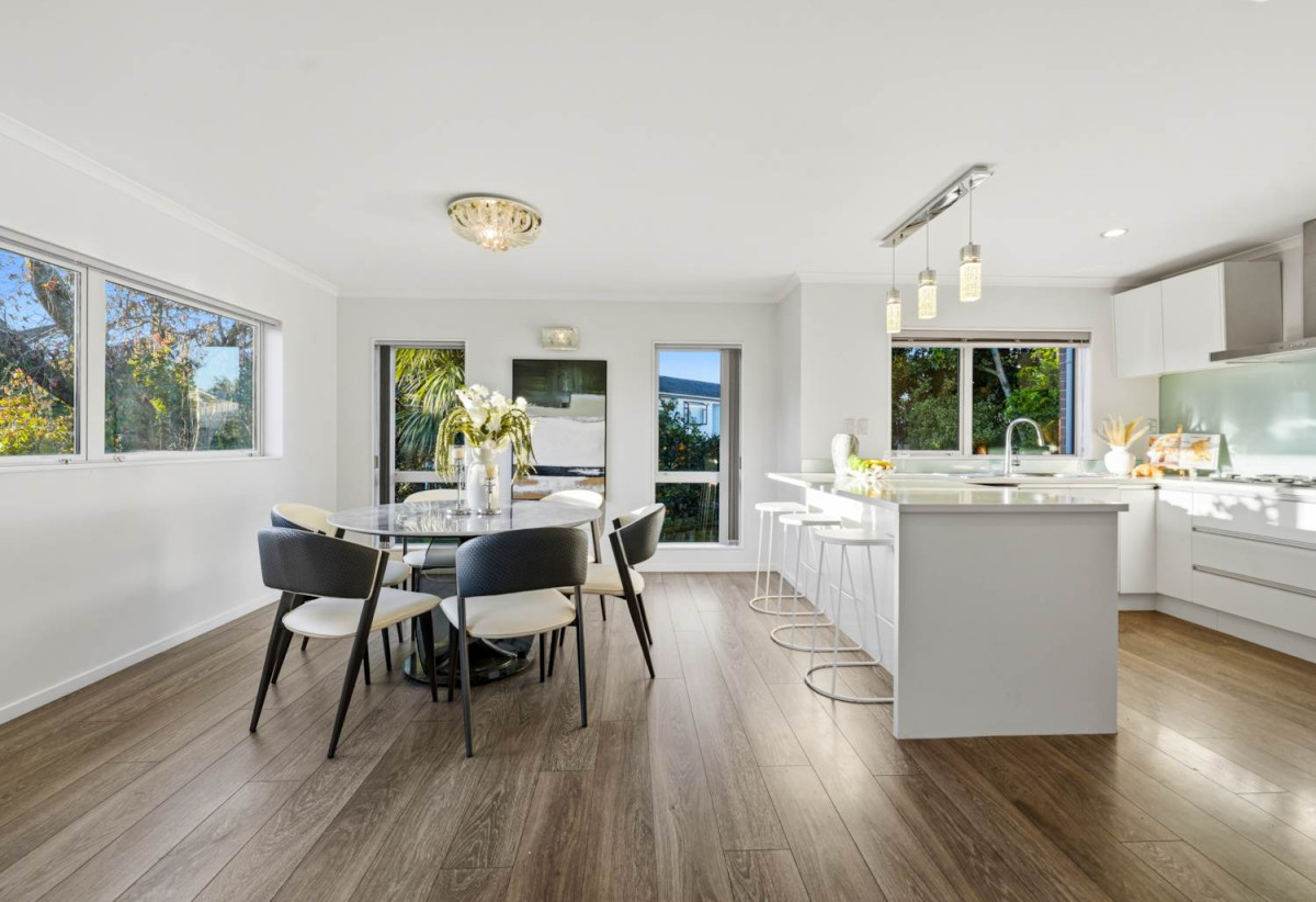 5 beds 3 baths house with double garage, 70A Hutchinsons Road, Bucklands Beach, Auckland