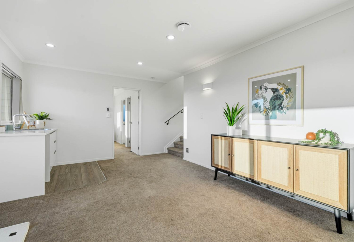 5 beds 3 baths house with double garage, 70A Hutchinsons Road, Bucklands Beach, Auckland