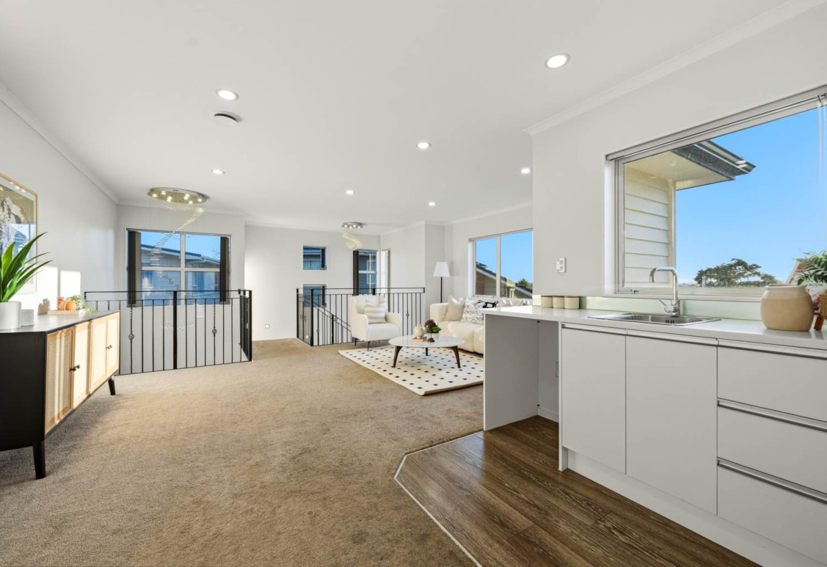 5 beds 3 baths house with double garage, 70A Hutchinsons Road, Bucklands Beach, Auckland