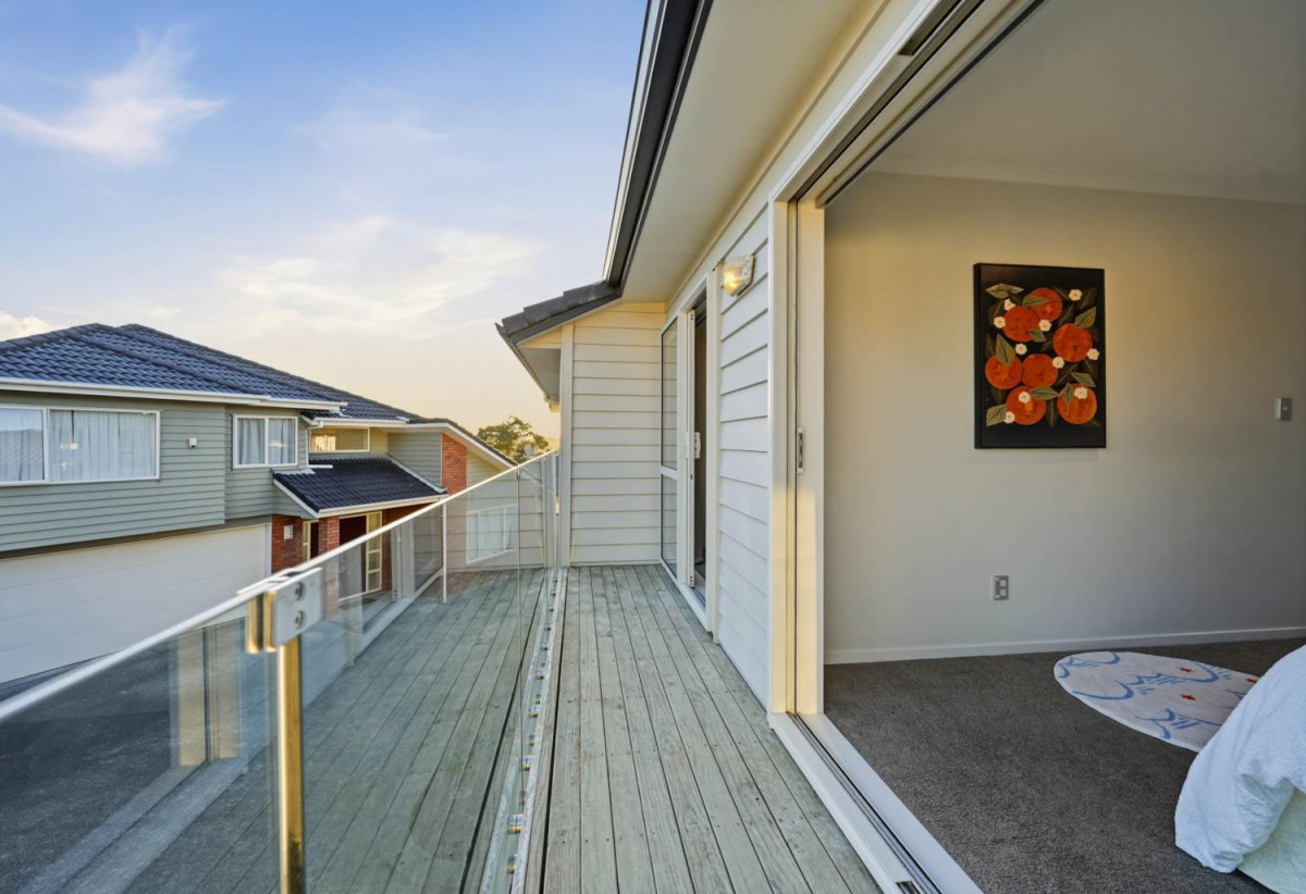5 beds 3 baths house with double garage, 70A Hutchinsons Road, Bucklands Beach, Auckland
