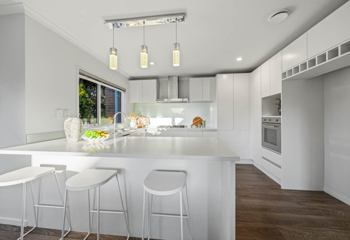 5 beds 3 baths house with double garage, 70A Hutchinsons Road, Bucklands Beach, Auckland