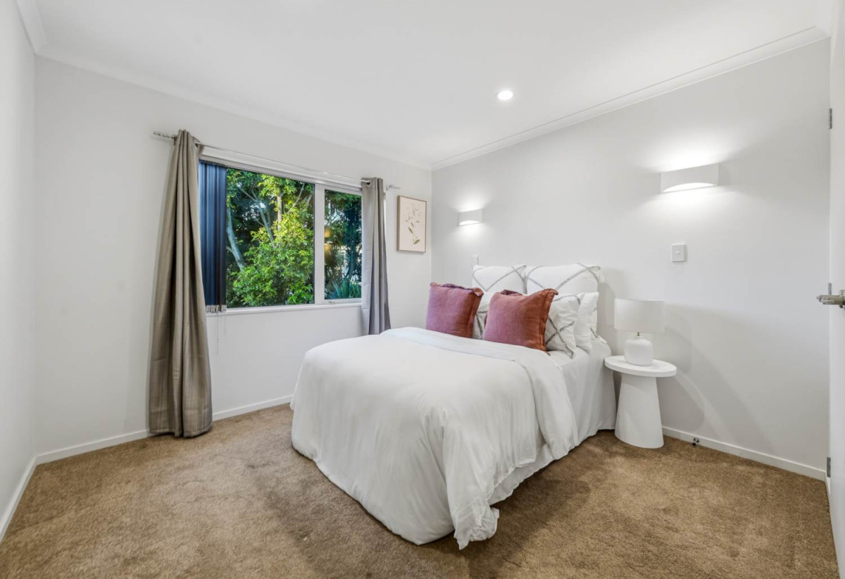 5 beds 3 baths house with double garage, 70A Hutchinsons Road, Bucklands Beach, Auckland