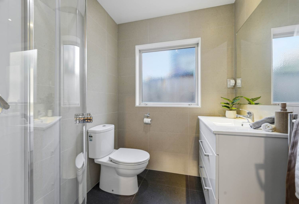 5 beds 3 baths house with double garage, 70A Hutchinsons Road, Bucklands Beach, Auckland