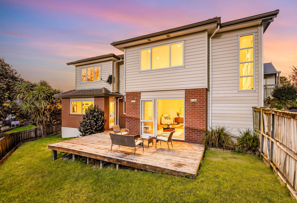 5 beds 3 baths house with double garage, 70A Hutchinsons Road, Bucklands Beach, Auckland