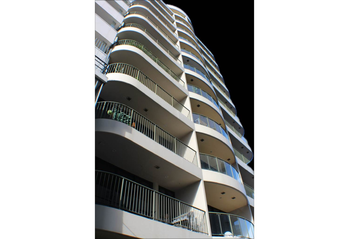 Must sell, Auckland Girls’ Grammar School zone, 61m2 Freehold 1 bed 1 bath apartment with car park, Access to the communal rooftop deck with panoramic harbour, Sky Tower, and city views, Current weekly rental income of $550/p.w, with a fixed term to 15 Feb 2027, 2A/31 Day Street, City Centre, Auckland