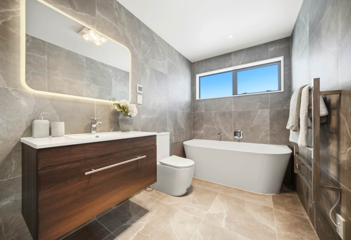 Brandnew standalone 4 beds (2 ensuites) 3.5 baths home with garage, 35C Toroa Street, Torbay, Auckland