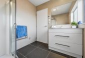 5 beds 3 baths house with double garage, 70A Hutchinsons Road, Bucklands Beach, Auckland