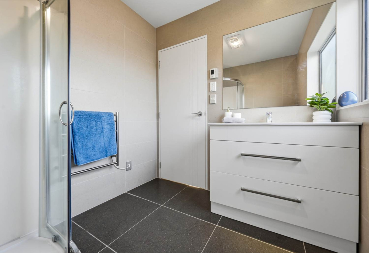 5 beds 3 baths house with double garage, 70A Hutchinsons Road, Bucklands Beach, Auckland