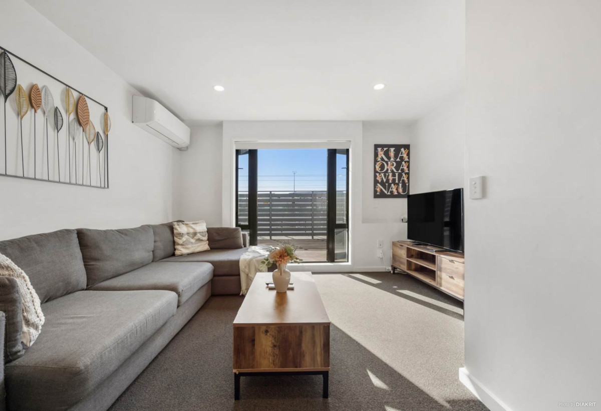 Double Grammar school zone (AGGS & EGGS), 3 beds 2 baths home with a tandem garage for 2 cars, Leasehold property with a ground lease until 2146, 18 Cotesmore Way, Parnell, Auckland