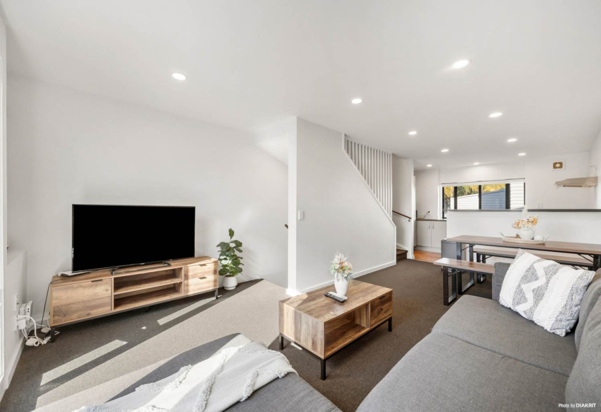 Double Grammar school zone (AGGS & EGGS), 3 beds 2 baths home with a tandem garage for 2 cars, Leasehold property with a ground lease until 2146, 18 Cotesmore Way, Parnell, Auckland