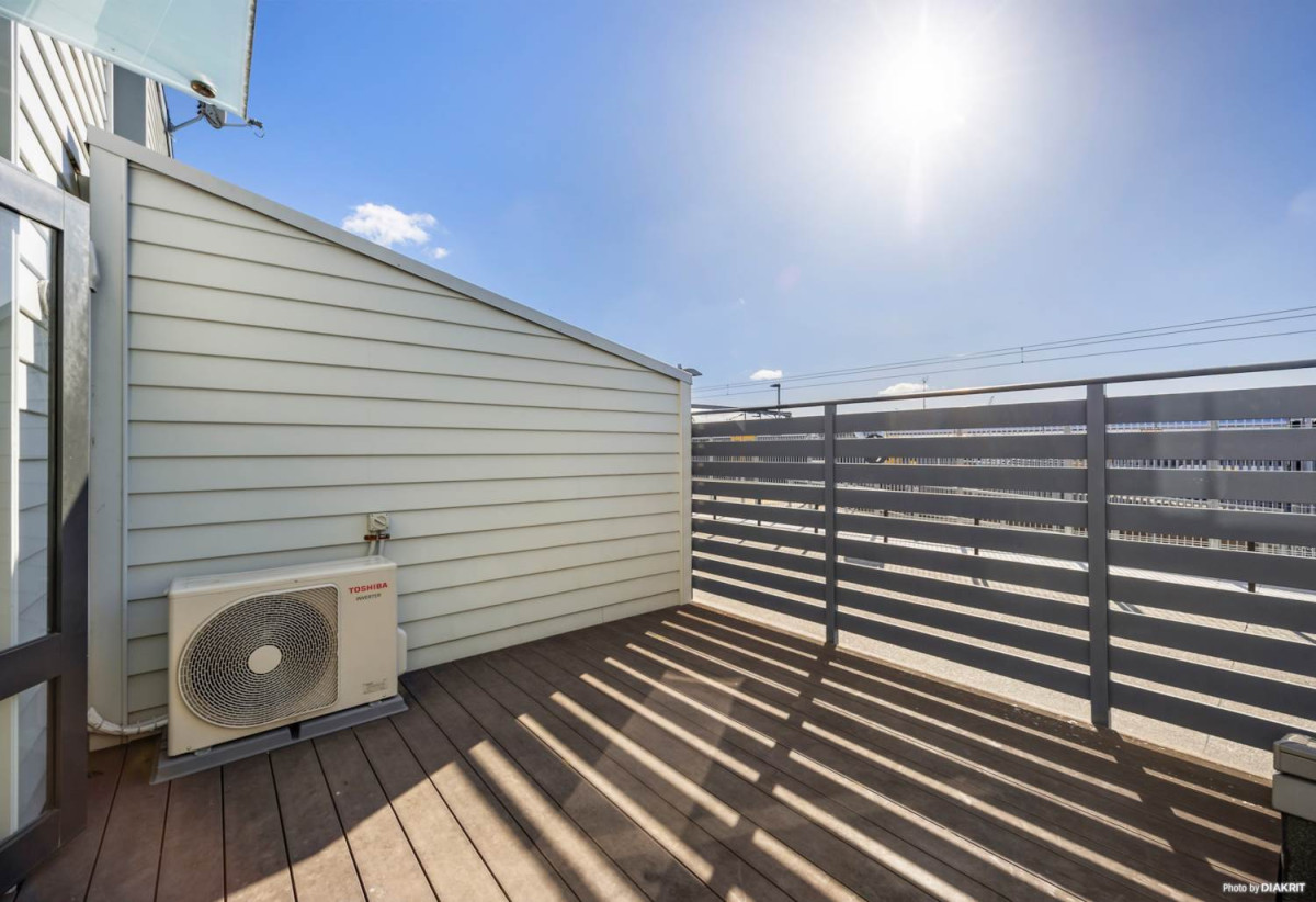 Double Grammar school zone (AGGS & EGGS), 3 beds 2 baths home with a tandem garage for 2 cars, Leasehold property with a ground lease until 2146, 18 Cotesmore Way, Parnell, Auckland
