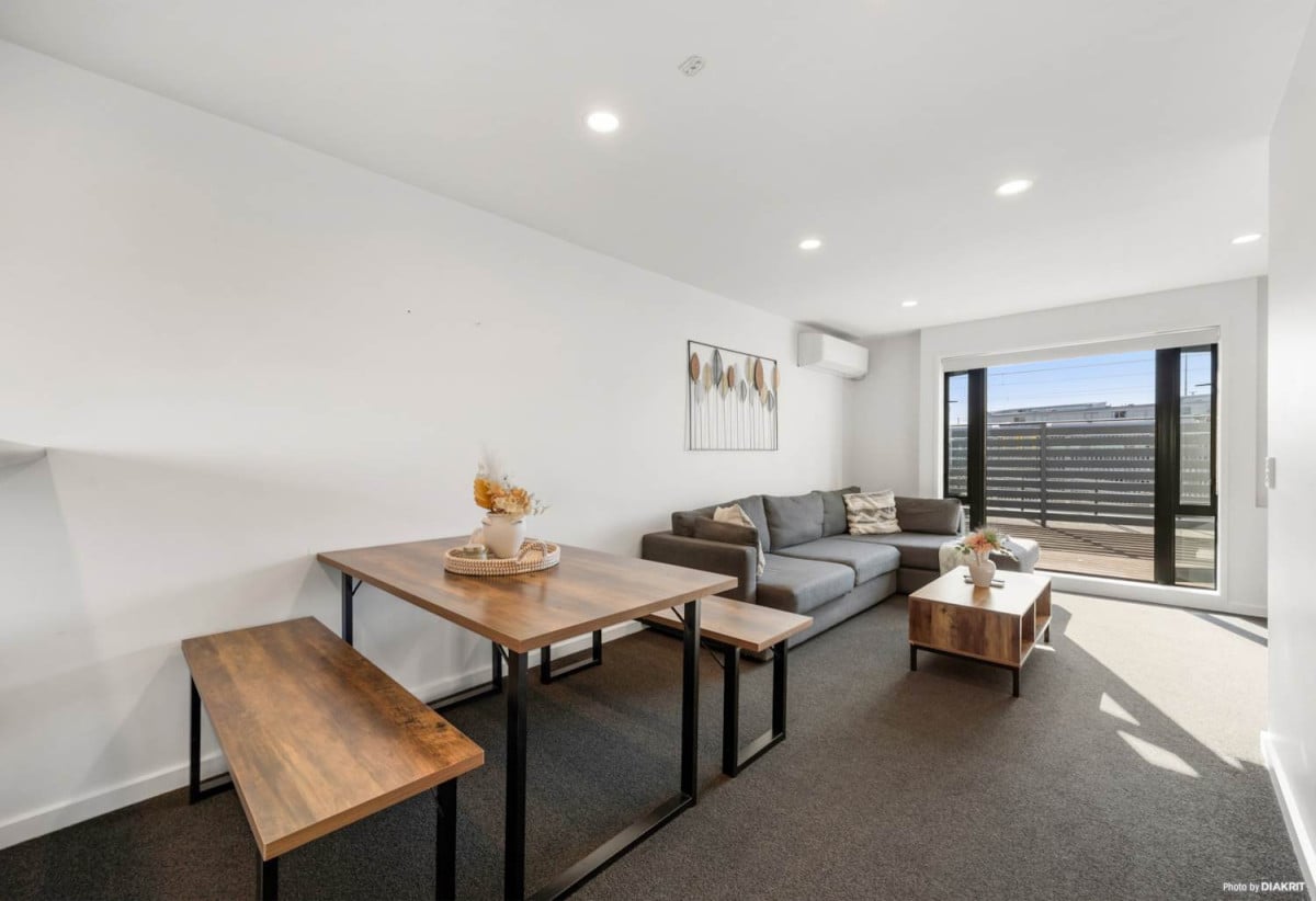 Double Grammar school zone (AGGS & EGGS), 3 beds 2 baths home with a tandem garage for 2 cars, Leasehold property with a ground lease until 2146, 18 Cotesmore Way, Parnell, Auckland
