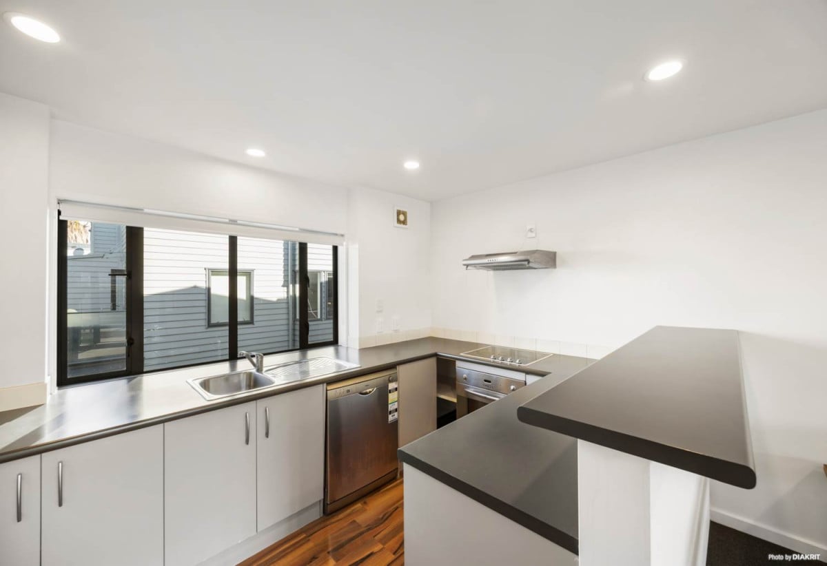 Double Grammar school zone (AGGS & EGGS), 3 beds 2 baths home with a tandem garage for 2 cars, Leasehold property with a ground lease until 2146, 18 Cotesmore Way, Parnell, Auckland