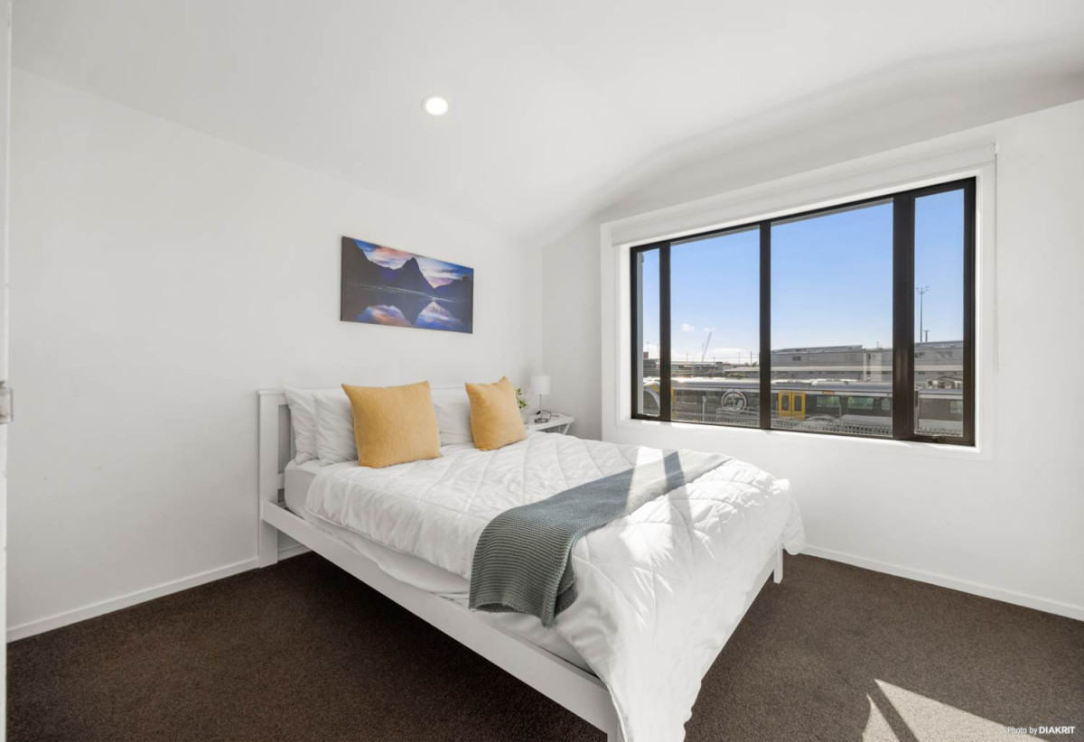 Double Grammar school zone (AGGS & EGGS), 3 beds 2 baths home with a tandem garage for 2 cars, Leasehold property with a ground lease until 2146, 18 Cotesmore Way, Parnell, Auckland