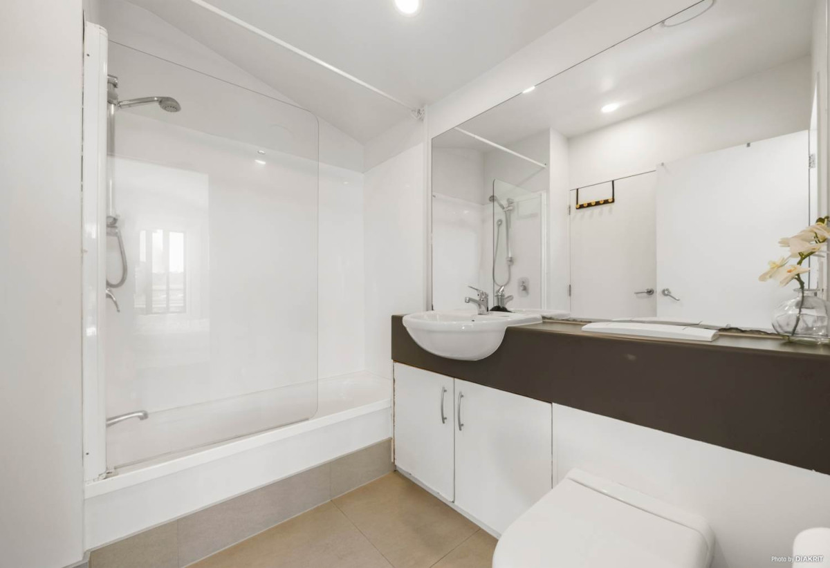 Double Grammar school zone (AGGS & EGGS), 3 beds 2 baths home with a tandem garage for 2 cars, Leasehold property with a ground lease until 2146, 18 Cotesmore Way, Parnell, Auckland