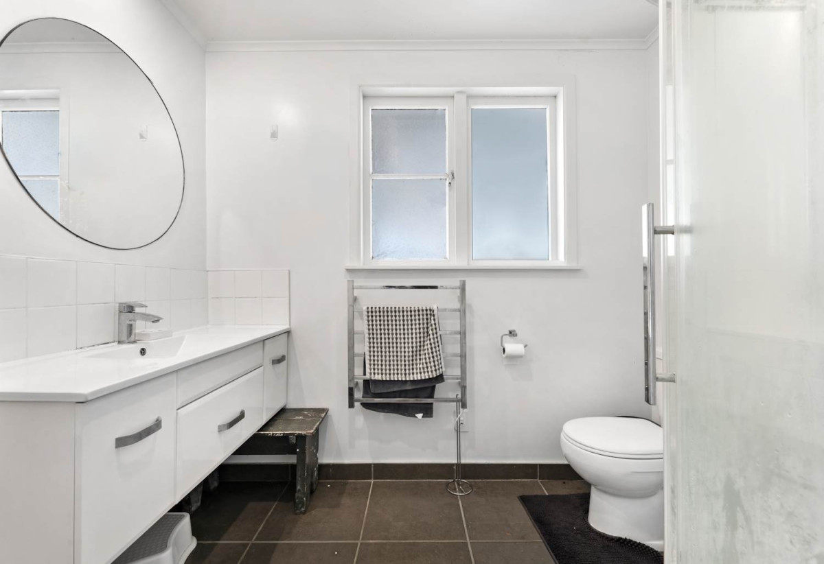 827m2 section, 3 beds 1 bath house with double garage, 74 McLeod Road, Te Atatu South, Auckland
