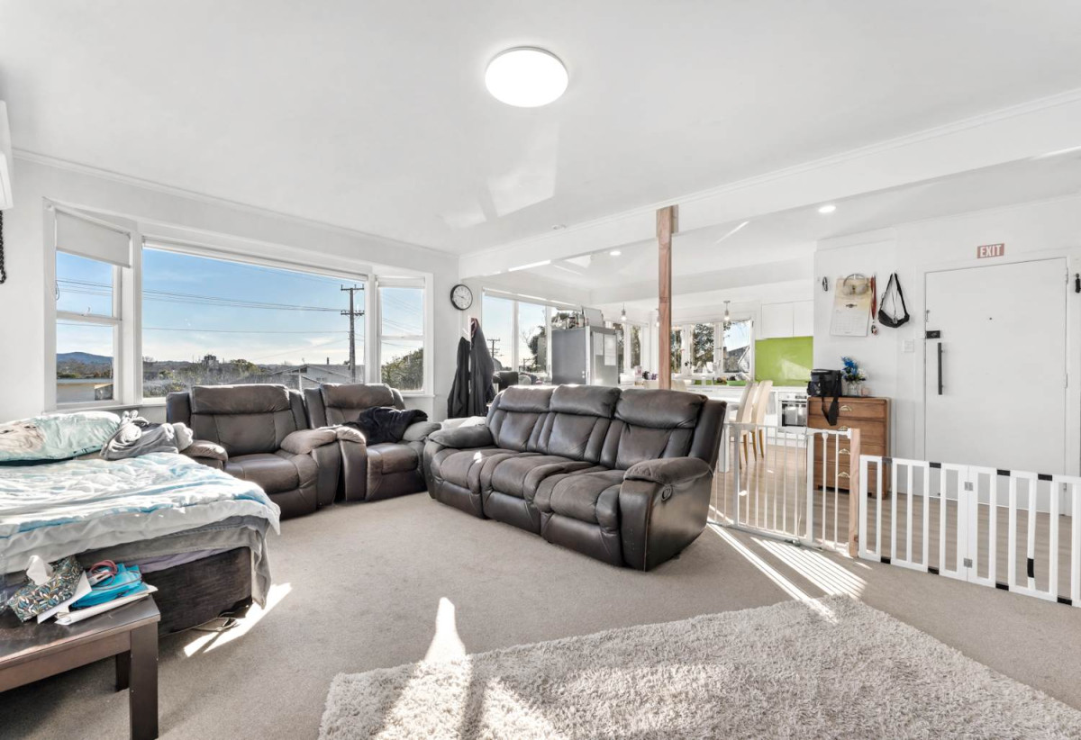 827m2 section, 3 beds 1 bath house with double garage, 74 McLeod Road, Te Atatu South, Auckland