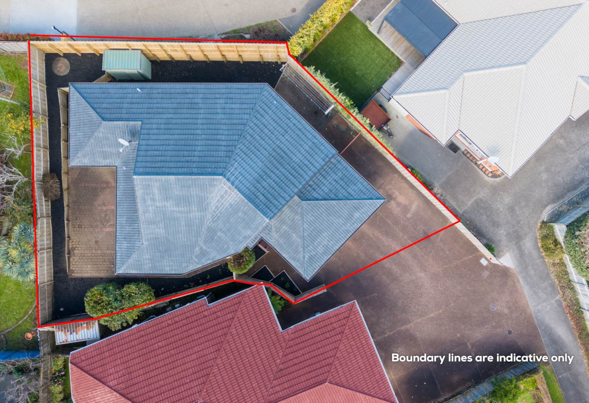 Brick and tile 3 beds 2 baths house with double garage, 7B Wiltshire Place, Somerville, Auckland