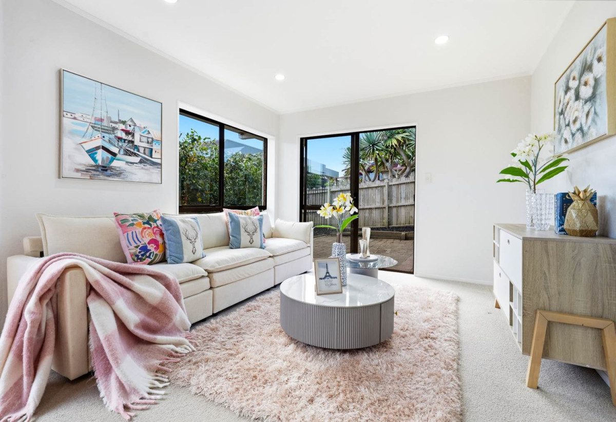 Brick and tile 3 beds 2 baths house with double garage, 7B Wiltshire Place, Somerville, Auckland