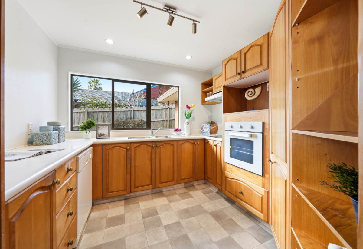 Brick and tile 3 beds 2 baths house with double garage, 7B Wiltshire Place, Somerville, Auckland