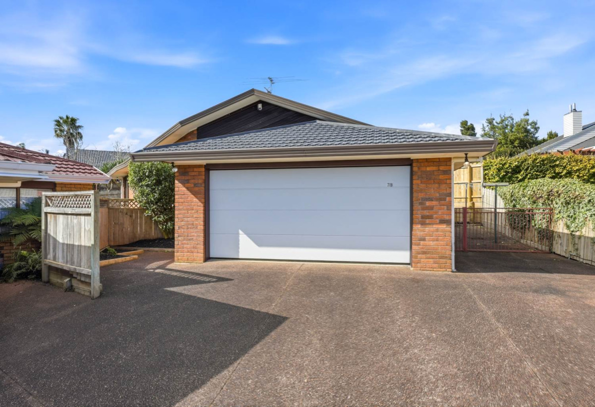 Brick and tile 3 beds 2 baths house with double garage, 7B Wiltshire Place, Somerville, Auckland