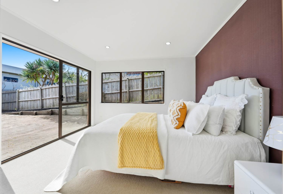 Brick and tile 3 beds 2 baths house with double garage, 7B Wiltshire Place, Somerville, Auckland