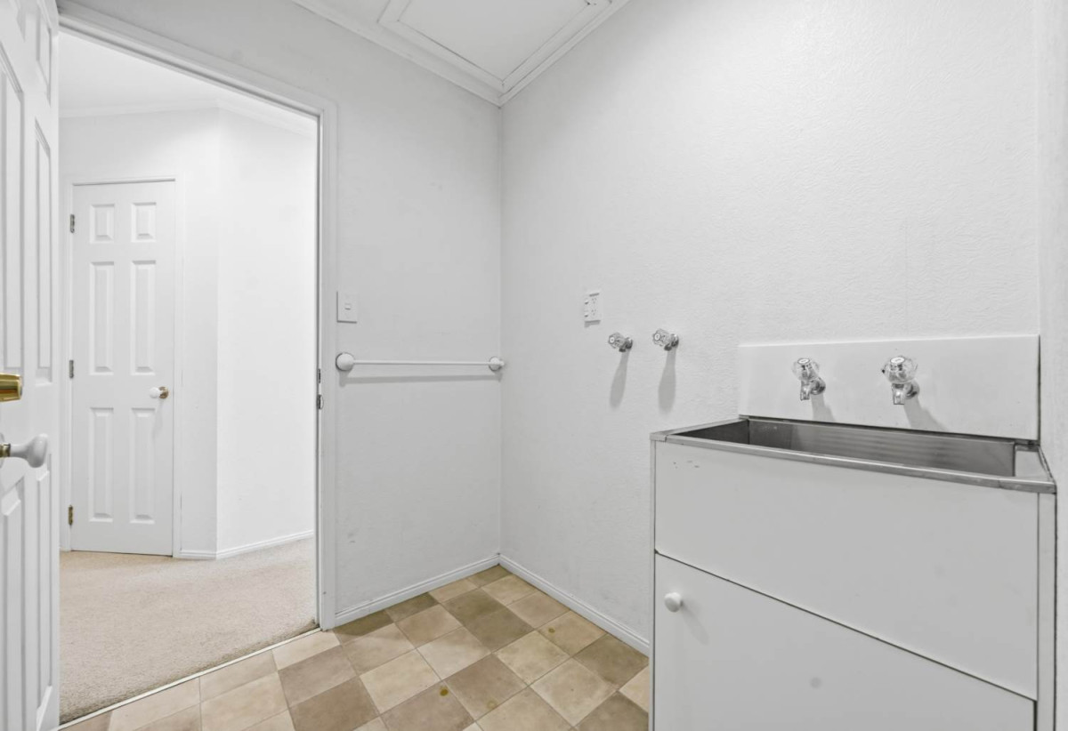 Brick and tile 3 beds 2 baths house with double garage, 7B Wiltshire Place, Somerville, Auckland
