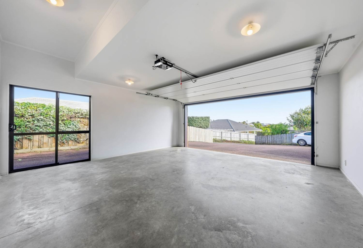 Brick and tile 3 beds 2 baths house with double garage, 7B Wiltshire Place, Somerville, Auckland