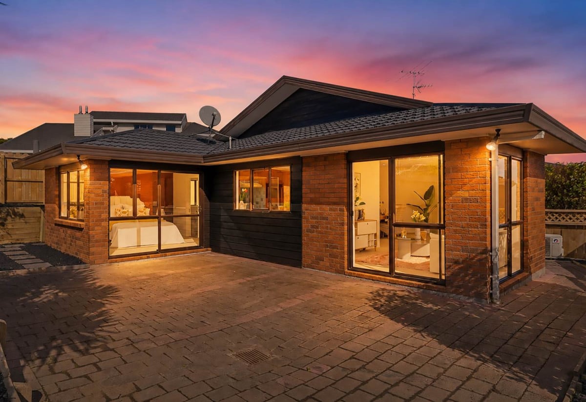 Brick and tile 3 beds 2 baths house with double garage, 7B Wiltshire Place, Somerville, Auckland