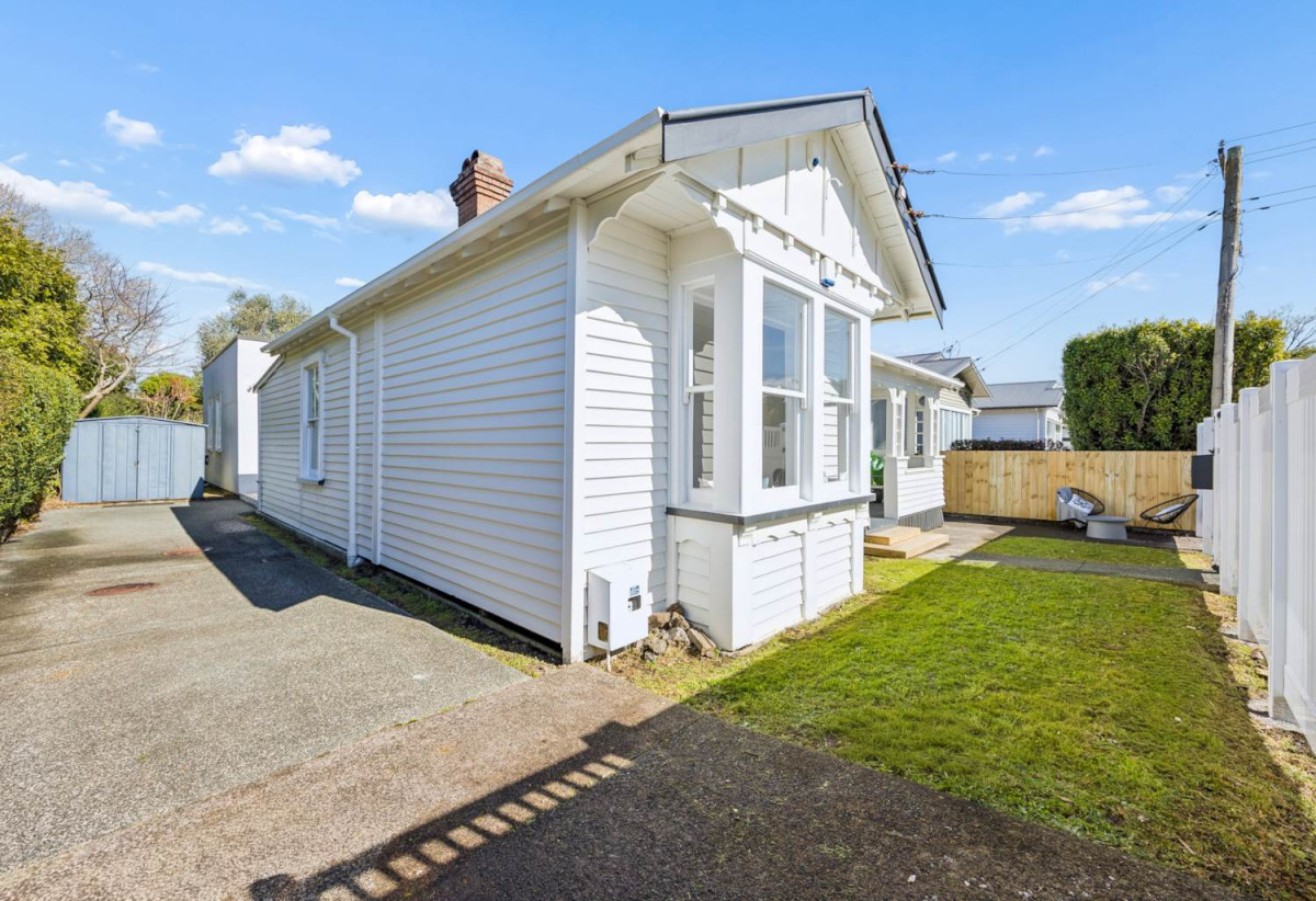 635m2 section, Double Grammar school zone (MAGS & AGGS), 4 beds 2 baths house with car parks, 120 Marsden Avenue, Mt Eden, Auckland