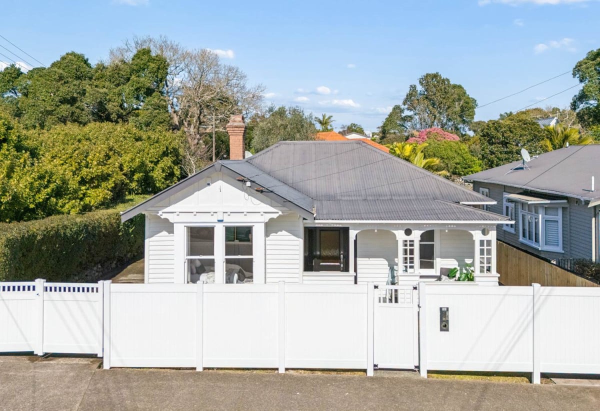 Double Grammar school zone (AGS & EGGS), 61m2 2 beds 2 baths apartment, 0.3 km to Auckland Grammar, Easy walks to Newmarket, 106/10 Lion Place, Epsom, Auckland