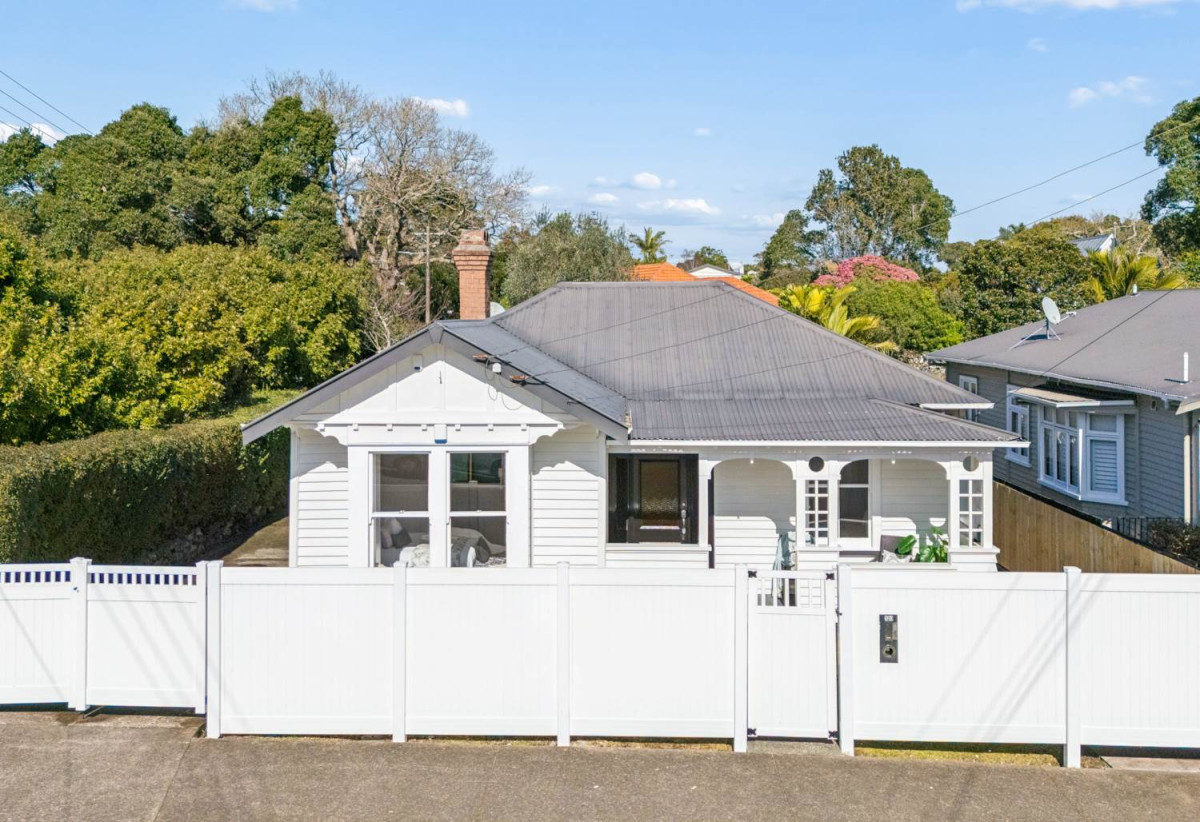 635m2 section, Double Grammar school zone (MAGS & AGGS), 4 beds 2 baths house with car parks, 120 Marsden Avenue, Mt Eden, Auckland