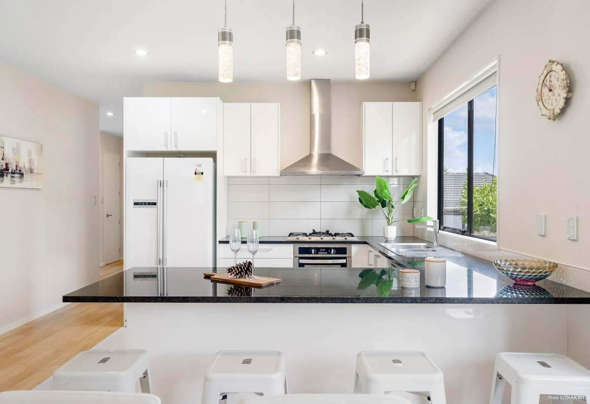 For rent, 5 beds 3 baths house with double garage, available 15th August, 24A Seaside Avenue, Waterview, Auckland