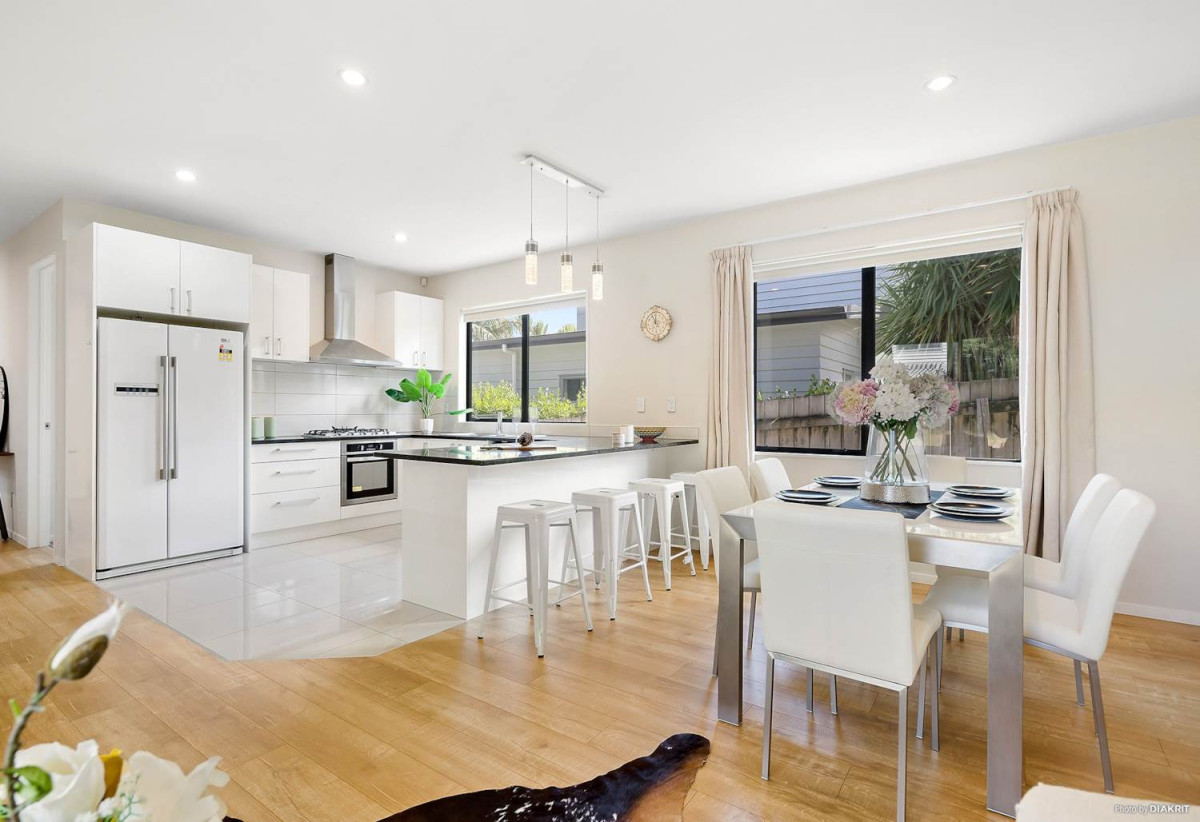 For rent, 5 beds 3 baths house with double garage, available 15th August, 24A Seaside Avenue, Waterview, Auckland