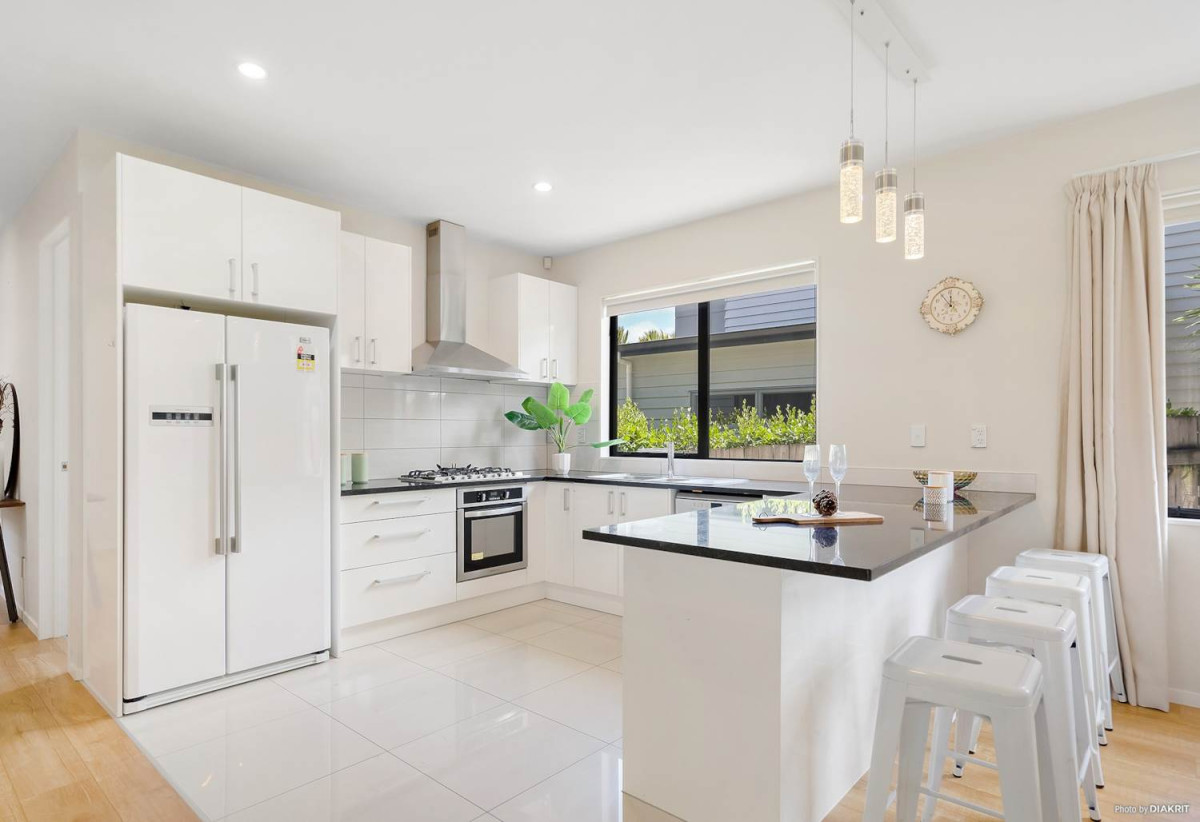 For rent, 5 beds 3 baths house with double garage, available 15th August, 24A Seaside Avenue, Waterview, Auckland