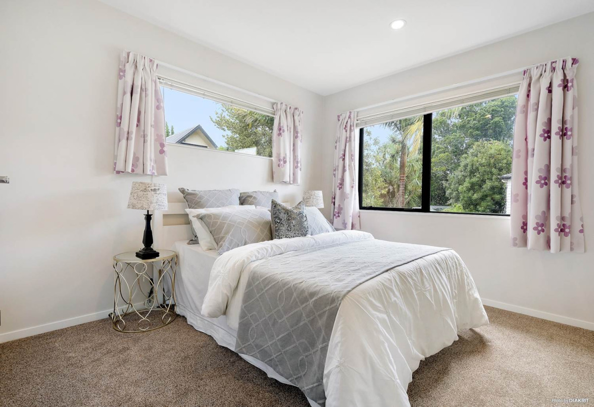 For rent, 5 beds 3 baths house with double garage, available 15th August, 24A Seaside Avenue, Waterview, Auckland