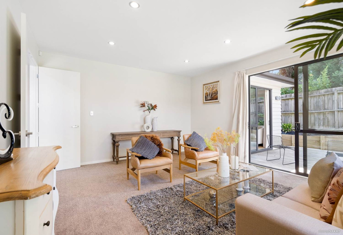 For rent, 5 beds 3 baths house with double garage, available 15th August, 24A Seaside Avenue, Waterview, Auckland