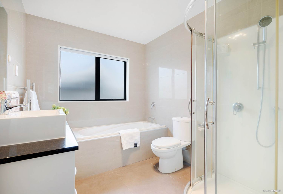 For rent, 5 beds 3 baths house with double garage, available 15th August, 24A Seaside Avenue, Waterview, Auckland
