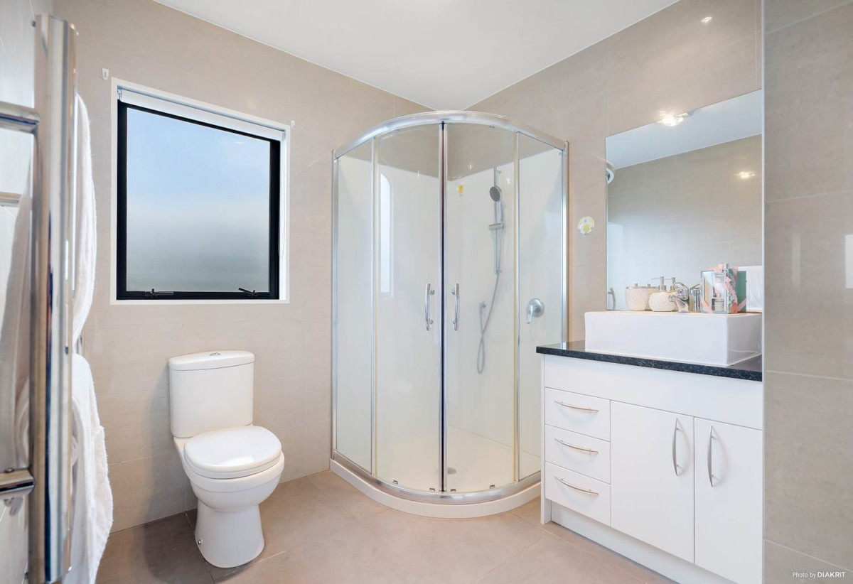 For rent, 5 beds 3 baths house with double garage, available 15th August, 24A Seaside Avenue, Waterview, Auckland