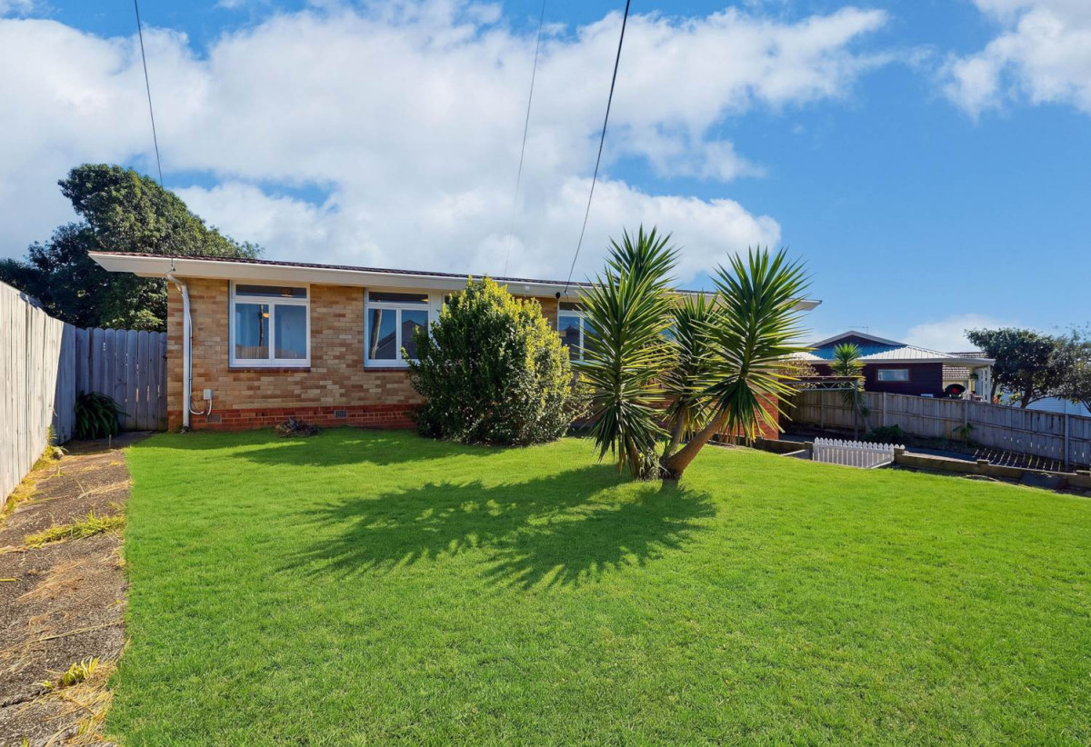 873m2 section, Brick and tile 5 beds 1 bath house with double garage, 1 Fowey Avenue, Te Atatu South, Auckland
