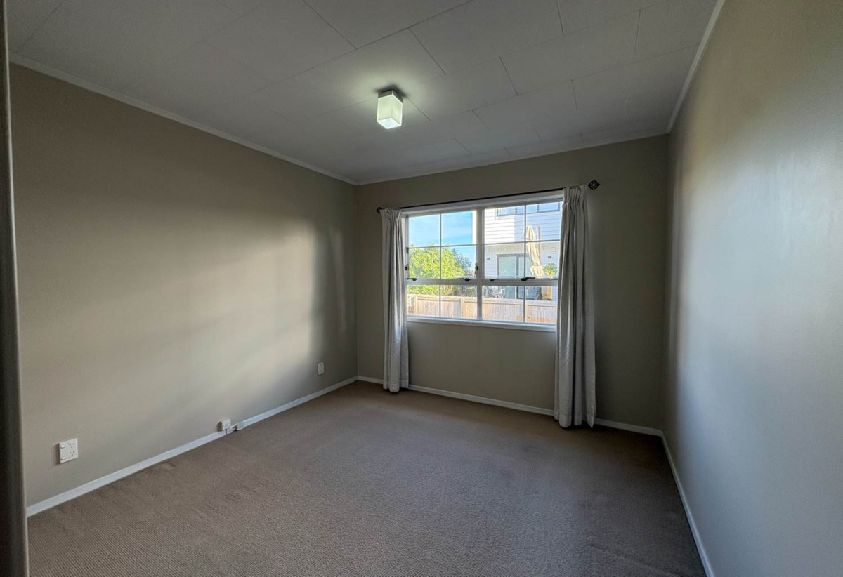 For rent, 3 beds 1 bath home with garage, available 15th August, 2/4 Glenshee Place, Highland Park, Auckland