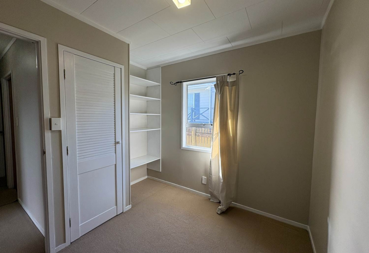 For rent, 3 beds 1 bath home with garage, available 15th August, 2/4 Glenshee Place, Highland Park, Auckland