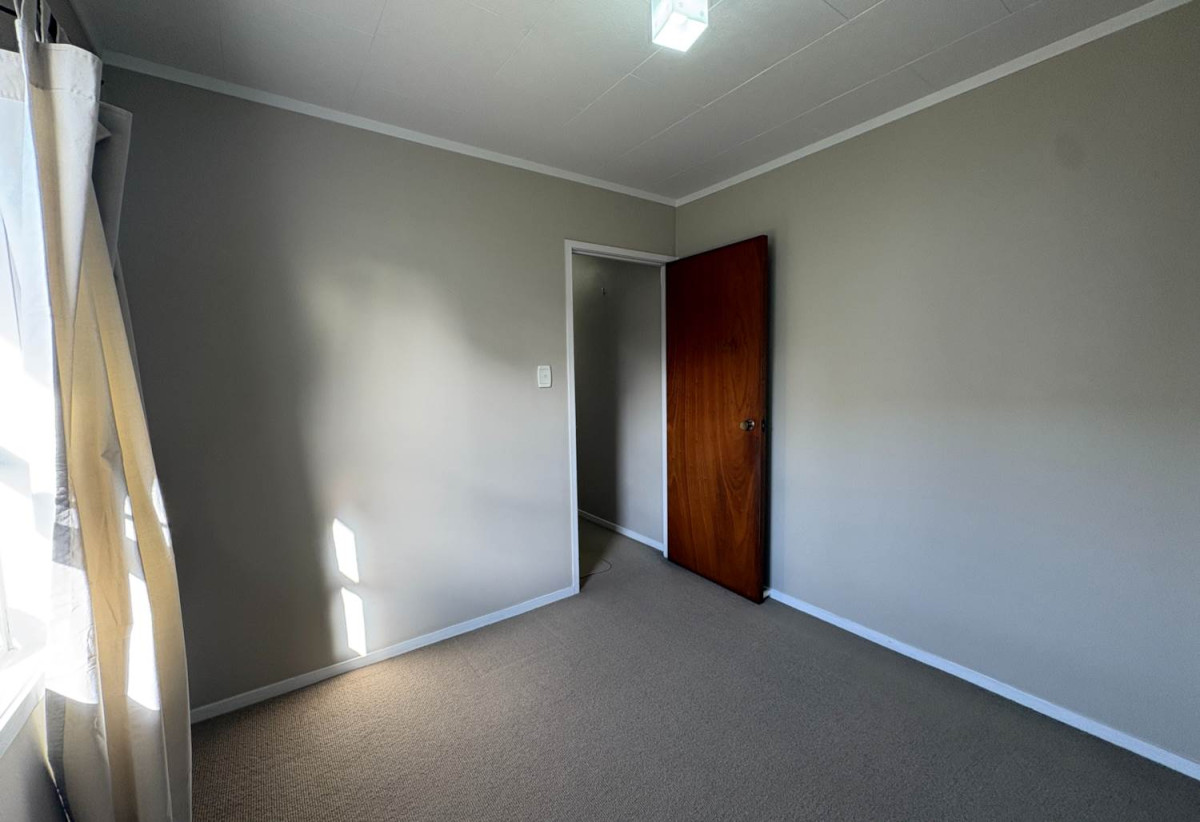 For rent, 3 beds 1 bath home with garage, available 15th August, 2/4 Glenshee Place, Highland Park, Auckland