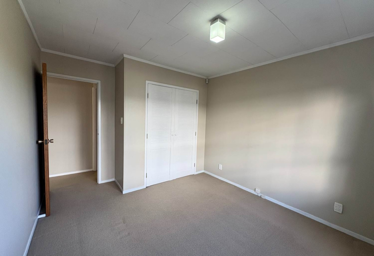 For rent, 3 beds 1 bath home with garage, available 15th August, 2/4 Glenshee Place, Highland Park, Auckland